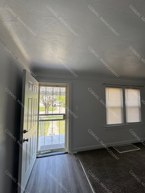 Building Photo - 839 Waldman Ave