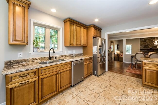 Building Photo - 8511 Viking Dr