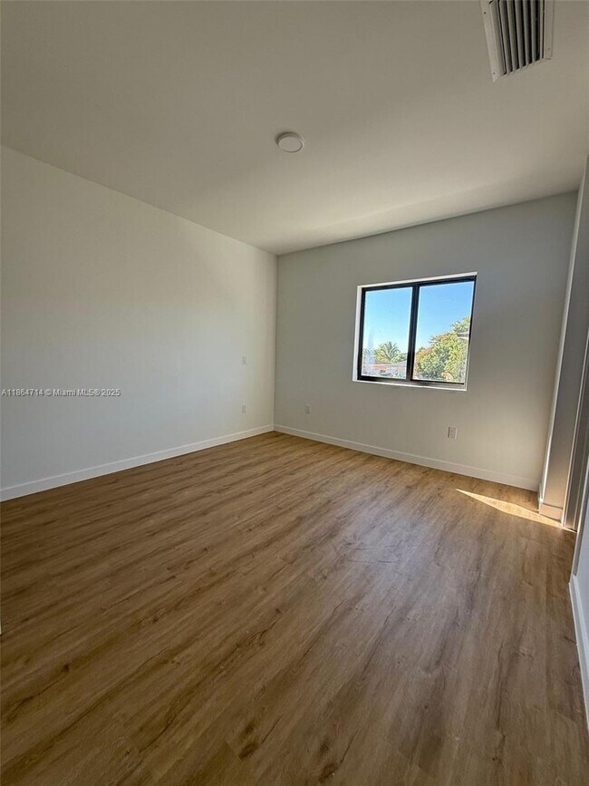 Building Photo - 421 SW 1st St