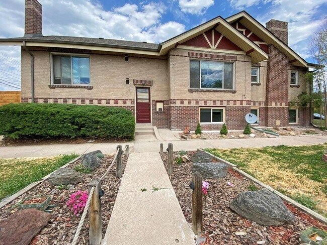 Building Photo - Amazing Garden Level Unit Near Sloan's Lake