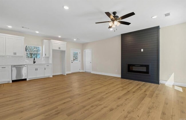 Building Photo - 921 Banner St