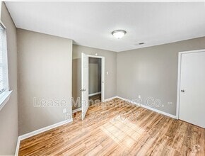Building Photo - 321 Robinson Ave