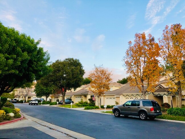 Building Photo - 5649 Roundtree Pl