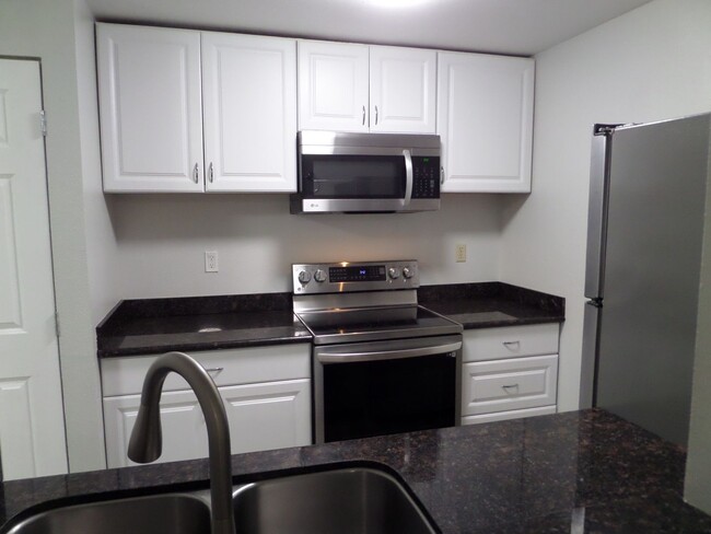 Foto del edificio - Super Cute and RENOVATED 2-Bedroom Condo i...