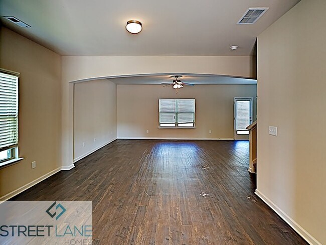 Building Photo - Charming 4 Bedroom in Hampton!