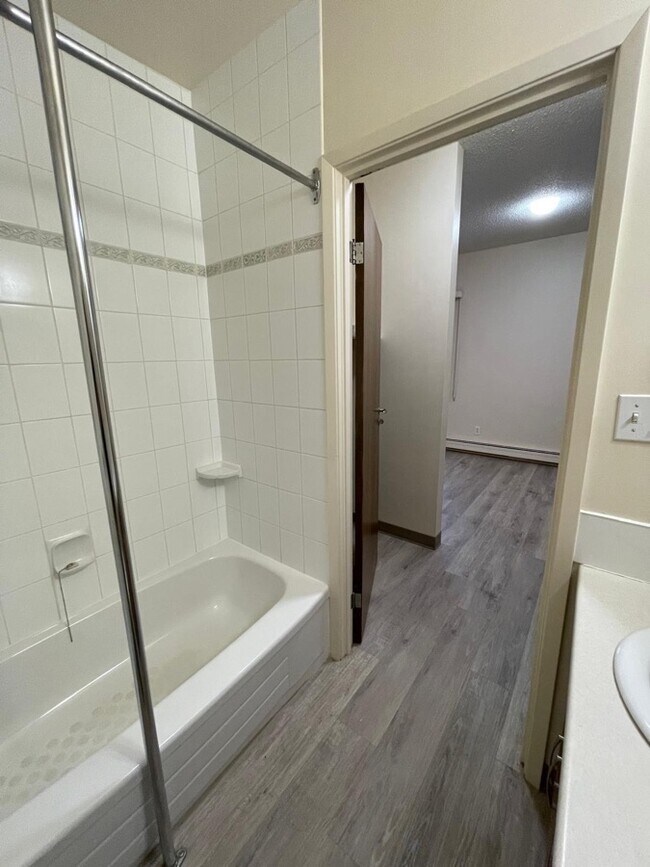 Photo du bâtiment - 13516-102 102 St NW