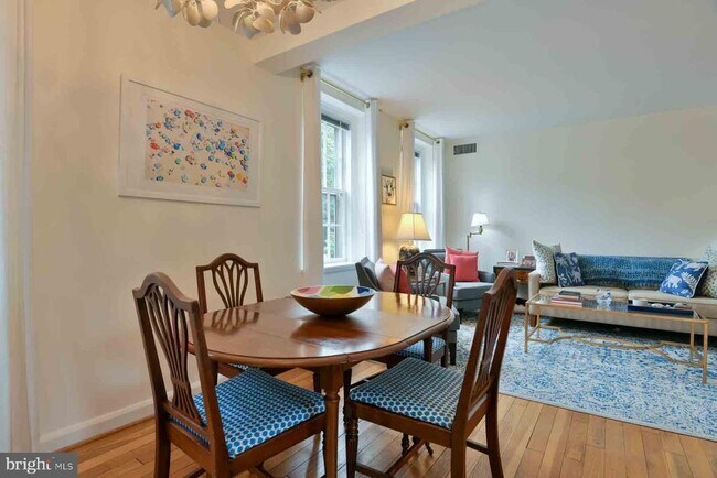 Foto del edificio - 3831 Newark St NW