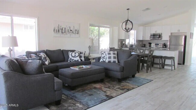 Foto del edificio - 8620 W Paradise Ln