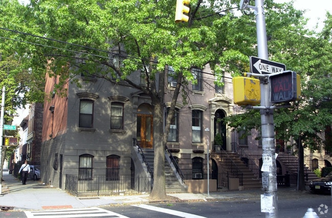 Building Photo - 305 Varick St