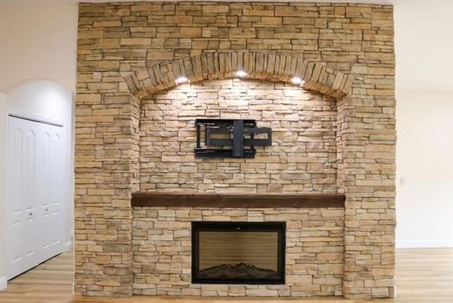 Building Photo - Newly Built 4/3 with Pool