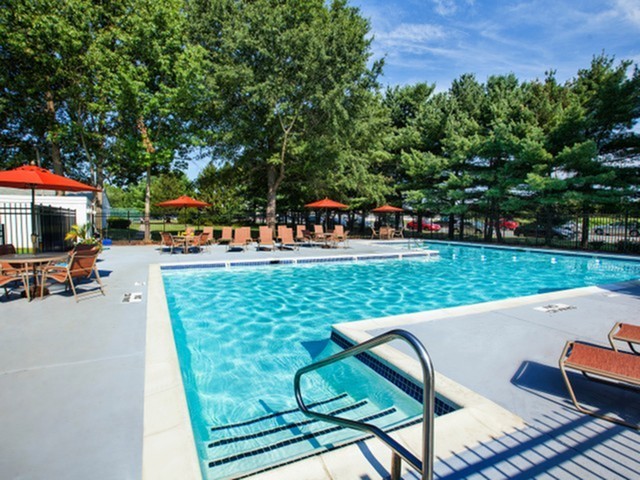 Refrescante piscina - Liberty Square Apartment Homes