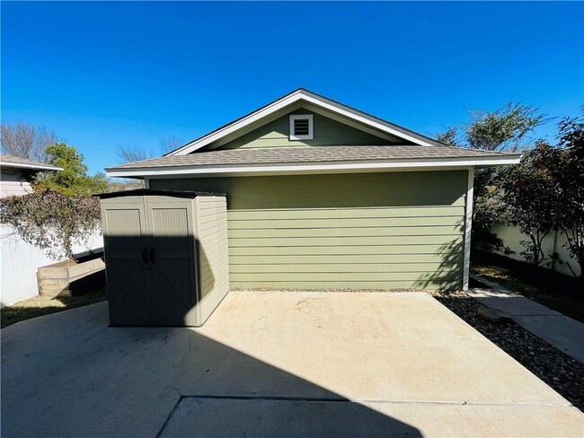 Building Photo - 1804 Lost Maples Loop