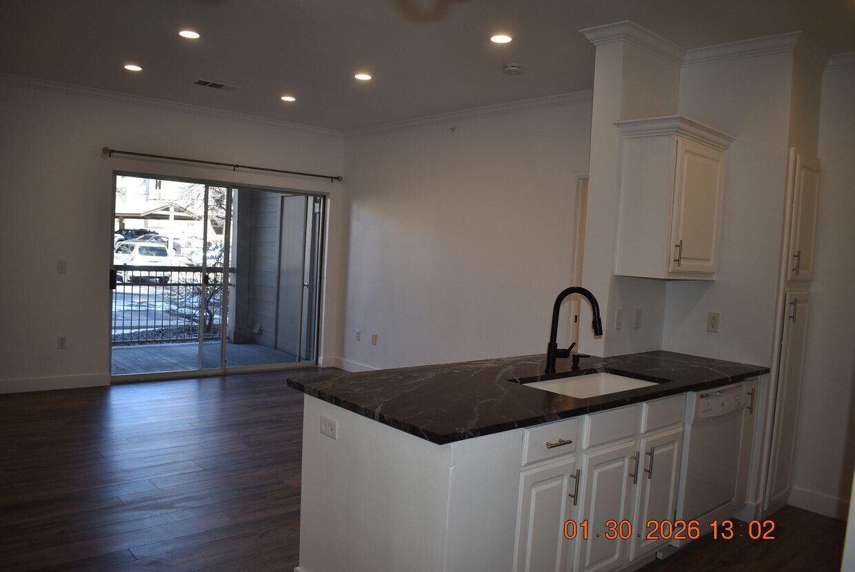 Beautiful Ground Floor Condo in Falling Water Condominiums!! - Beautiful Ground Floor Condo in Falling Water Condominiums!!