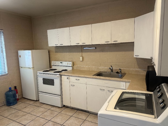 Photo - 665 S Lk St House