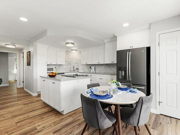 Building Photo - 155 Rosebay Dr