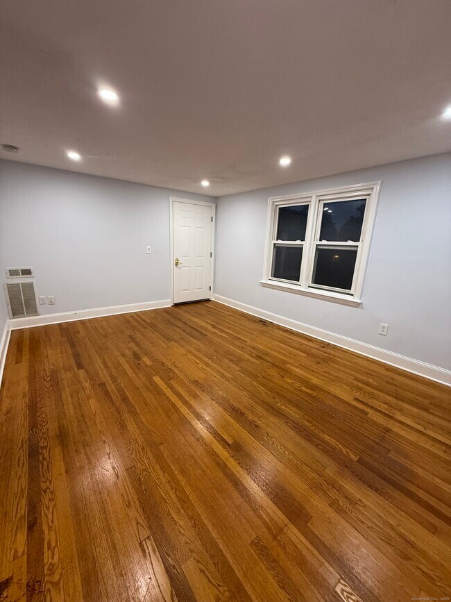 Foto del edificio - 121 Milford Ave