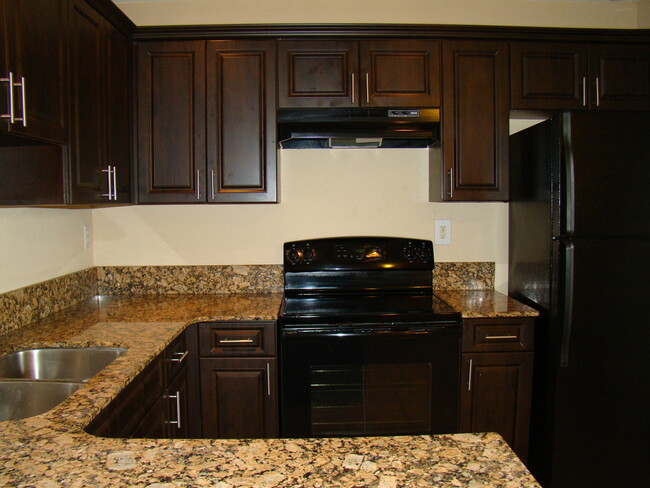 Building Photo - PRIME Location, Competitive Prices & 1 Mon...