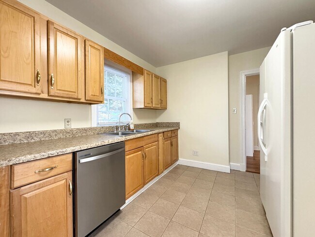 Building Photo - Unique 3 Bedroom on Large Lot with Detache...