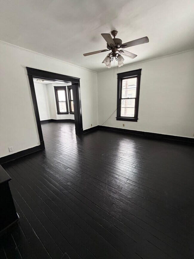 Foto del edificio - Three Bedroom House w Two Car Detached Garage