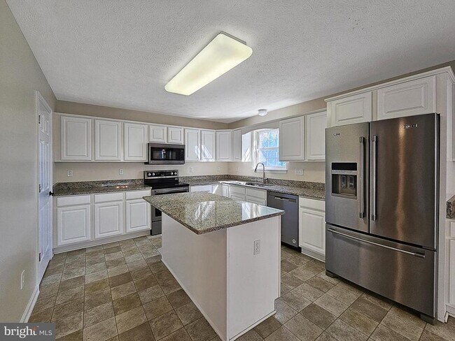 Building Photo - 2036 Stoneleigh Dr