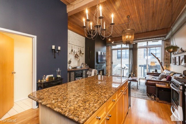 Building Photo - 2 br, 1.5 bath Condo - 2333 W Saint Paul Ave