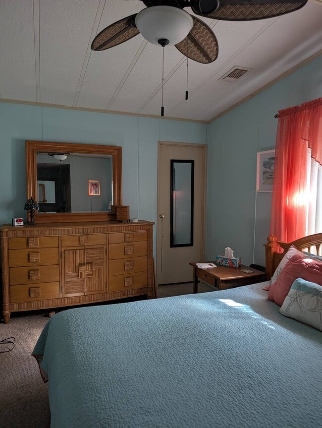 Building Photo - 280 Country Club Dr