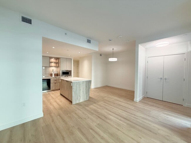 Building Photo - 755 Harbourside Dr