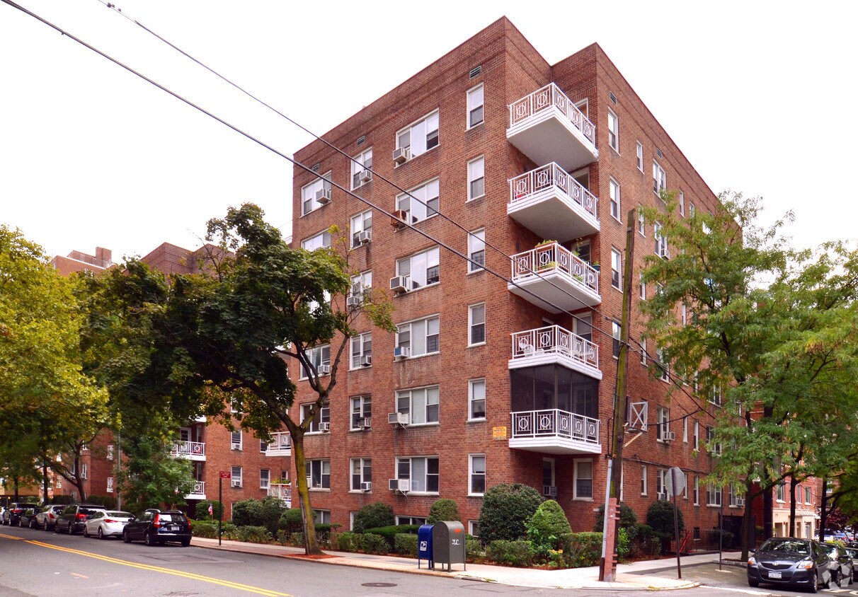 Foto principal - 600 W 239th St