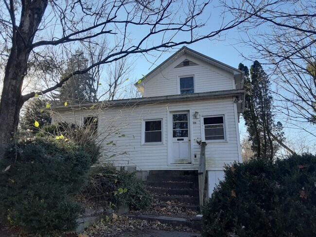 Building Photo - Radford, 4BR / 2 BA, Available Feb. 1st, 2025