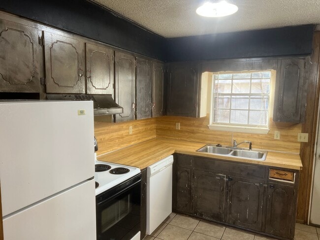 Building Photo - 3 Bed 1 Bath Duplex