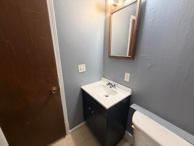 Building Photo - 1003 Shasta-