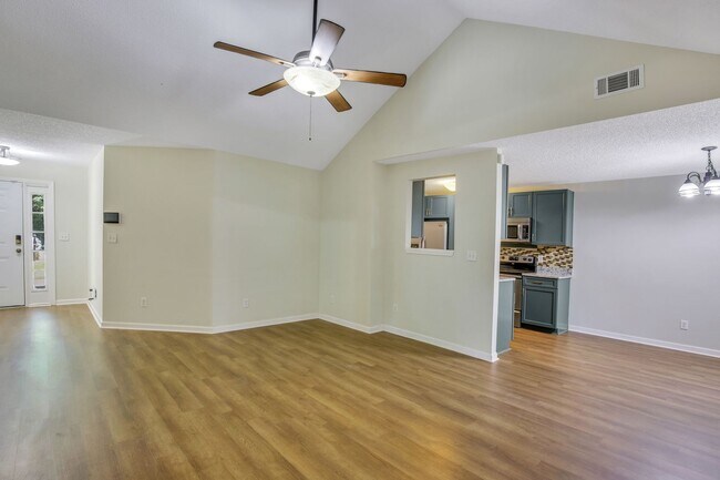 Foto del edificio - Spacious 3 Bedroom home