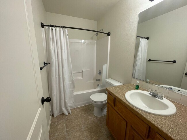 Foto del edificio - Low-Maintenance 3BR Ranch in Johnstown Far...