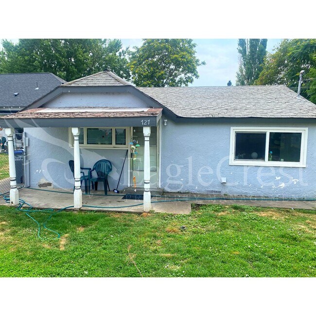 Foto del edificio - Comfortable 2-Bedroom Home with Fenced Yard & Washer/Dryer Hookups