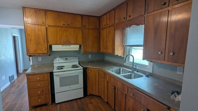 Building Photo - 2 bedroom, 1 bath house