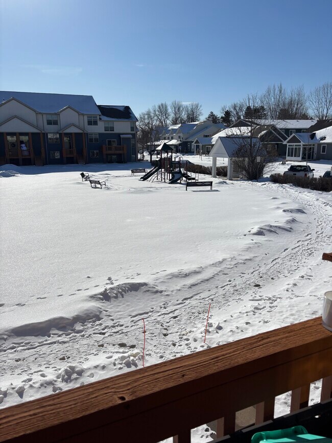 Parque infantil justo afuera - 22369 Lilac Way