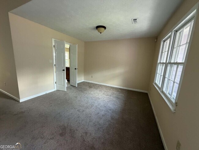 Foto del edificio - 7021 Whitfield Dr