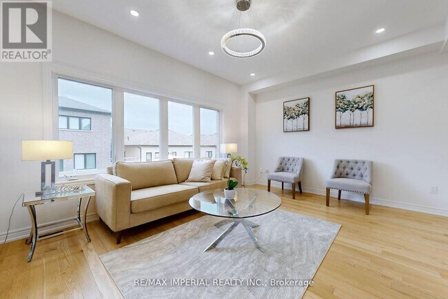 Photo du bâtiment - 30 Pietrowski Dr