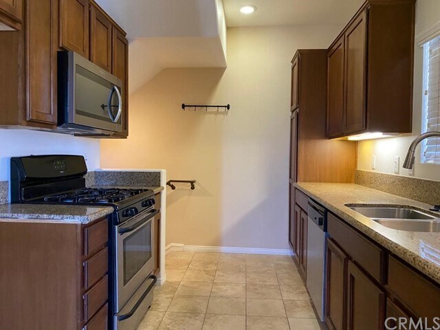 Foto del edificio - 613 E 223rd St