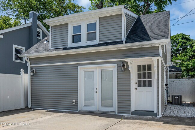 Building Photo - 1409 3rd Ave