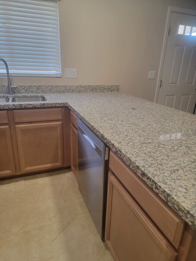 Building Photo - Beautifully remodeled townhouse