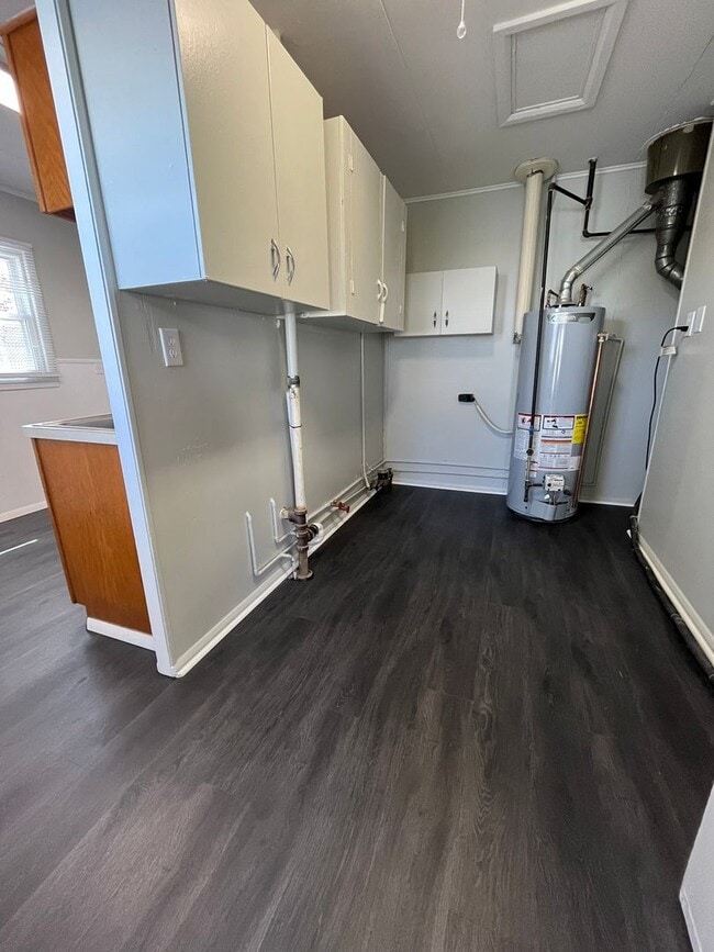 Building Photo - Three Bedroom, One Bathroom Home In Columbus