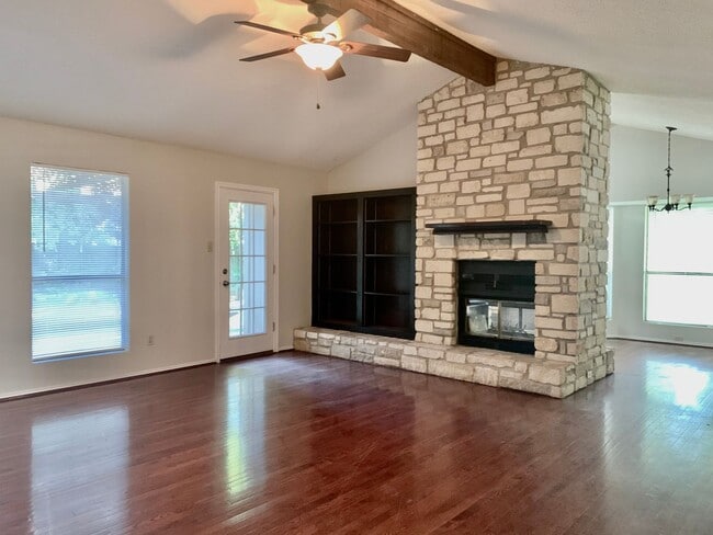 Building Photo - 3 bedroom Home - Large fenced yard - Shade...