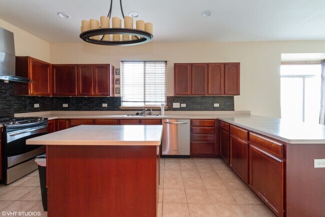 Building Photo - 9417 Inverness Dr