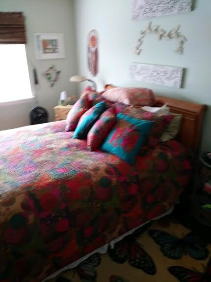 King-size bedroom. - 11 Harbour Ln