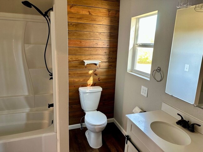 Foto del edificio - 1441 Gatlin Creek Rd