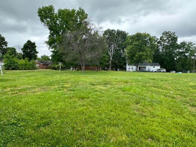 Building Photo - Ranch living and a spacious yard. Availabl...