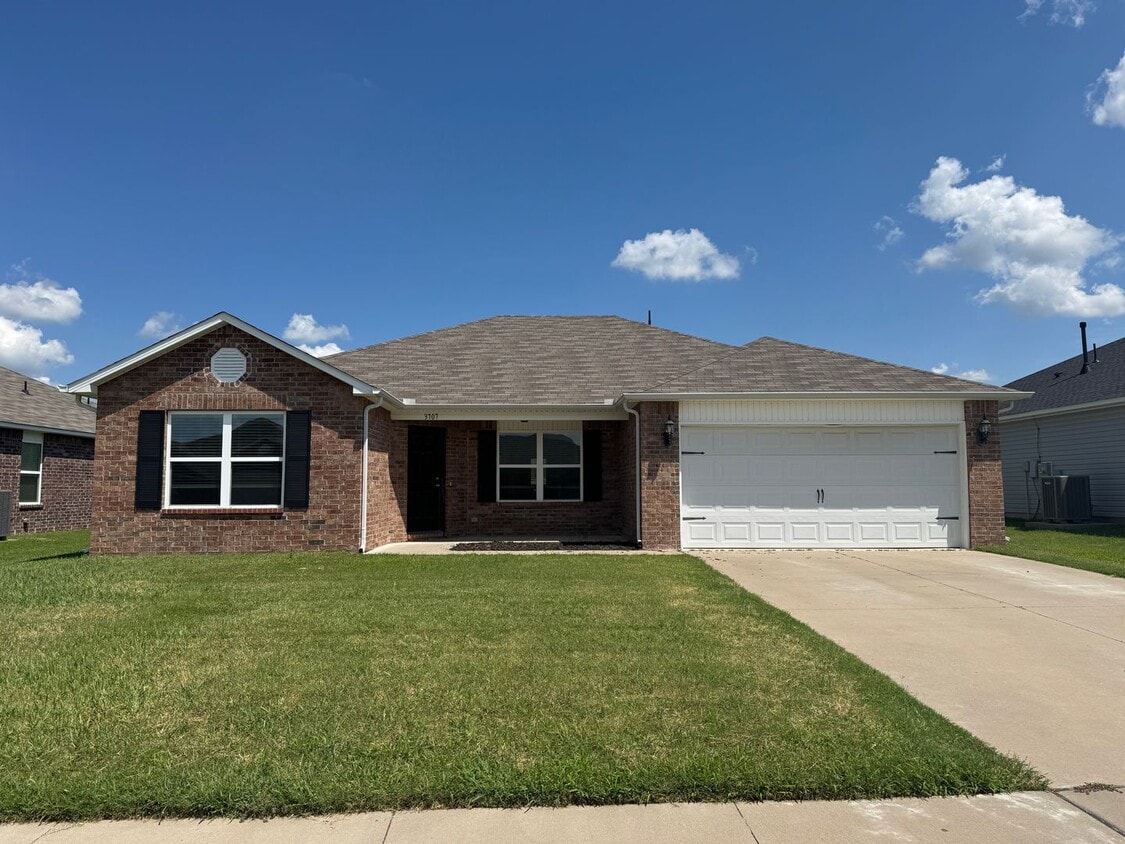 Foto principal - 4 bedroom 2 bath - Great location
