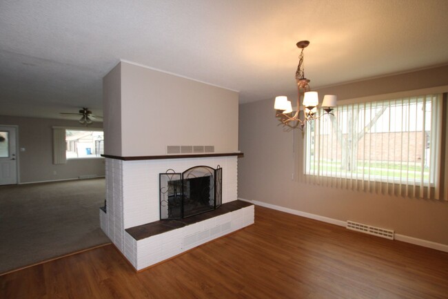 Building Photo - Devonshire Condo For Lease - One Block fro...