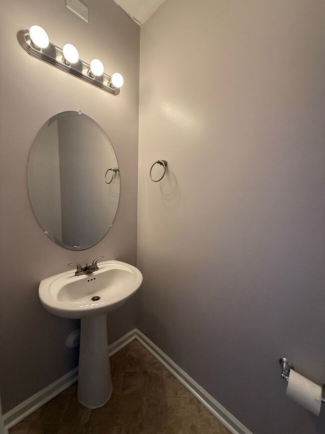 Building Photo - Nice 2 bedroom, 2.5 bath townhouse